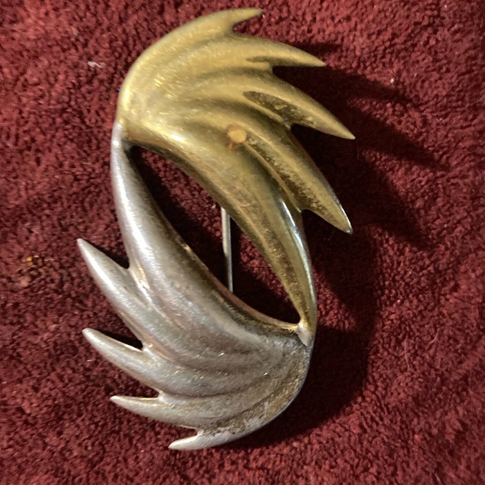 Pin from Mexico, vintage leaf or claw design